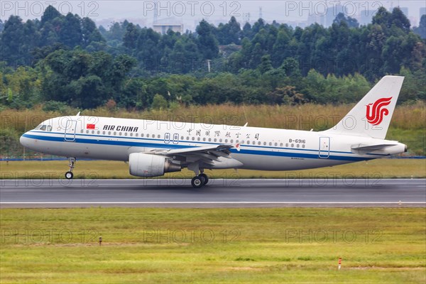 An Air China Airbus A320 aircraft with registration number B-6916 at Chengdu Airport