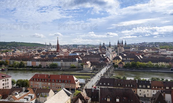 Old bridge over the Main and the city centre
