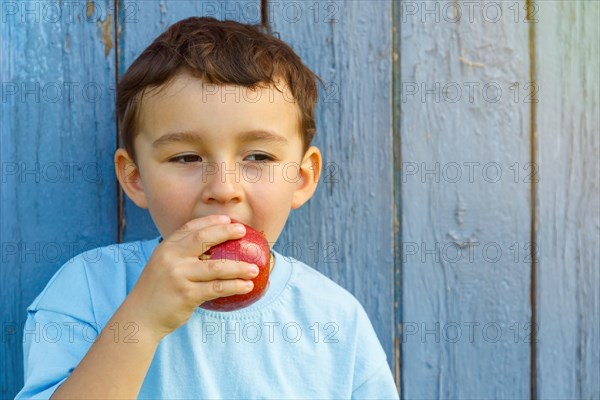 Apple fruit esen child little boy text free space copyspace outside copy space