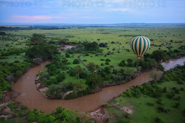 Hot air balloon over Mara River