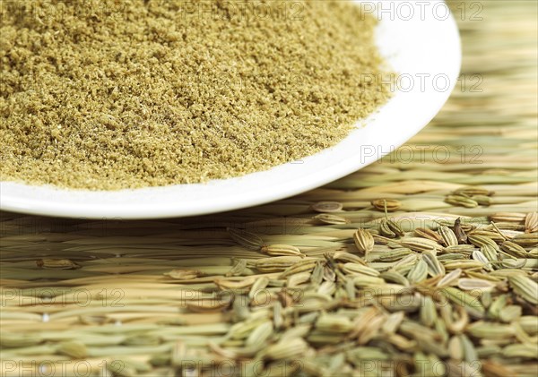 Powder and fennel seeds