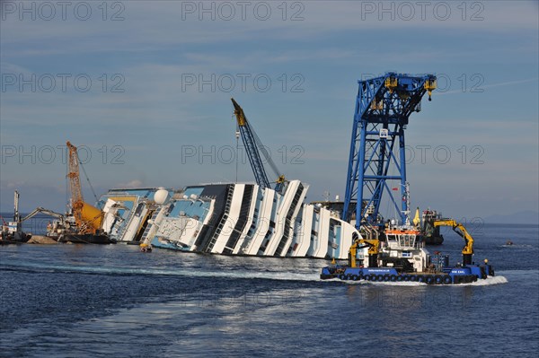 Salvage work on wrecked cruise ship