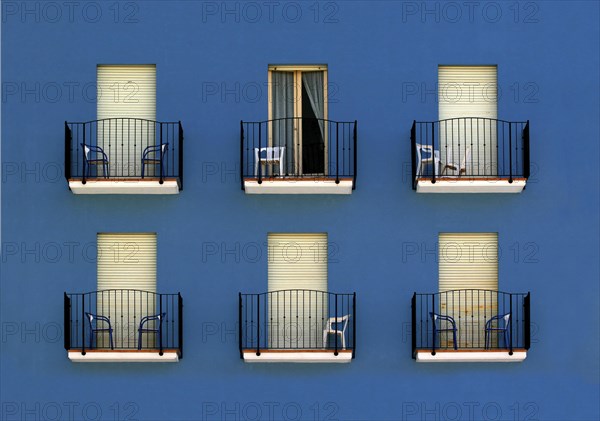 Fassade eines Gebaeudes mit sechs Balkonen