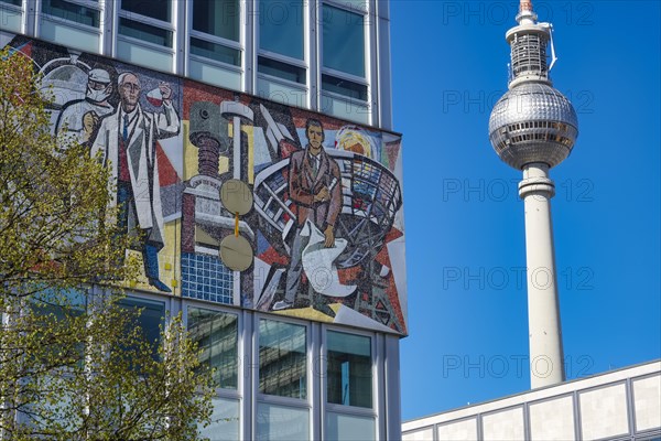 Frieze by Walter Womacka on the Haus des Lehrers