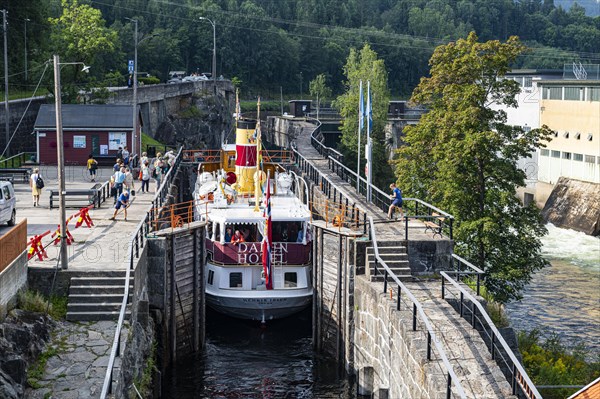 Tourist boat in the Ulefoss locks
