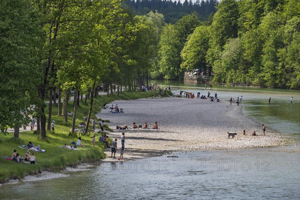 Isar bank with people and dogs