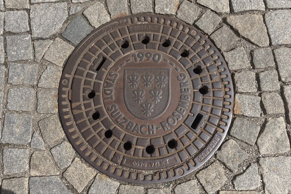 Manhole cover with city coat of arms