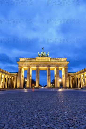Brandenburg Gate Textfreiraum Copyspace at night in Berlin