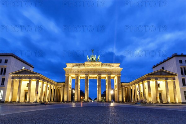 Brandenburg Gate by night Textfreiraum Copyspace in Berlin