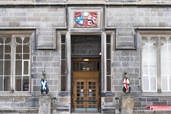 Coat of arms and heraldic animals at the entrance