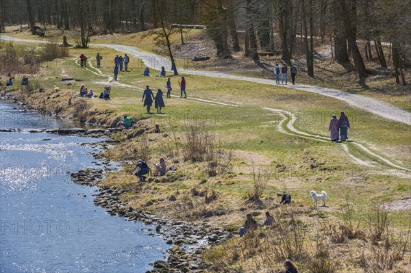 Isar bank with walkers at the Tiergarten