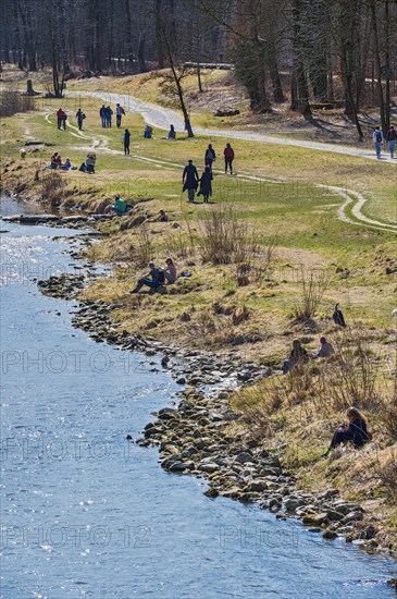 Isar bank with walkers at the Tiergarten