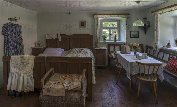 Bedroom around 1955 of a semi-detached house built in 1455