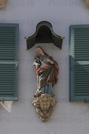 House figure with canopy at a residential house