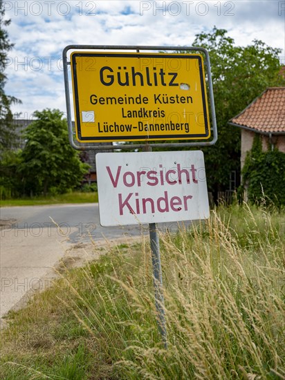 Place name sign and 'Caution children' sign at the entrance to the Rundlingsdorf Guehlitz. The village is one of the 19 Rundling villages that have applied to become a UNESCO World Heritage Site. Gueh...