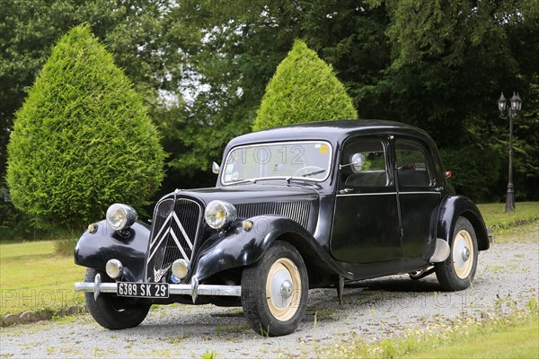 Oldtimer Citroen Traction 11 BL legere from 1957 in black