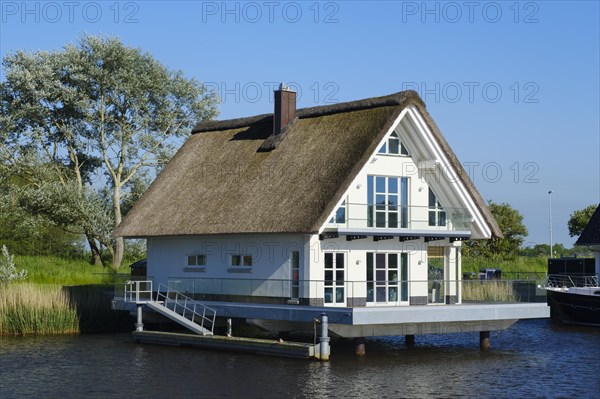 Pile house and thatched house on the river Harle