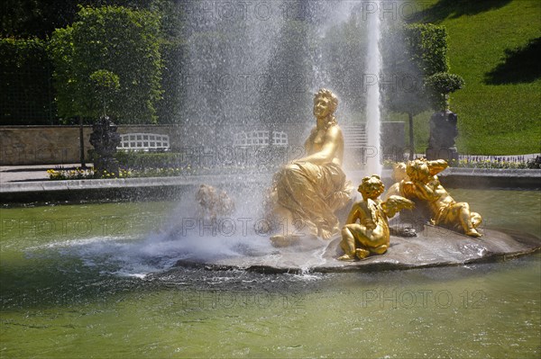 Flora fountain with fountain in the castle park of Linderhof Castle
