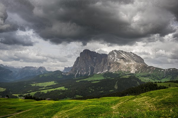 View of the peaks of the Langkofel (left) and the Plattkofel (right)