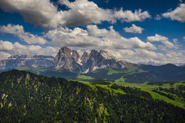 View of the peaks of the Langkofel (left) and the Plattkofel (right)