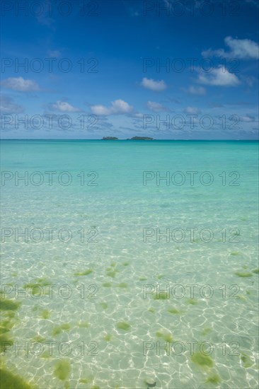 Turquoise waters in the Aitutaki lagoon