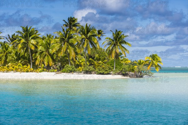 White sand bank in the turquoise waters of the Aitutaki lagoon