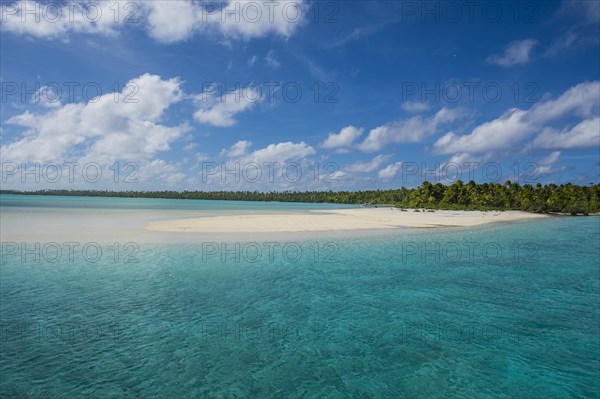 White sand bank in the turquoise waters of the Aitutaki lagoon
