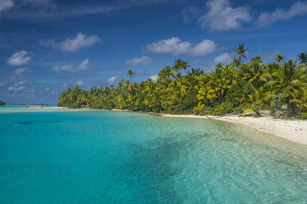 White sand bank in the turquoise waters of the Aitutaki lagoon