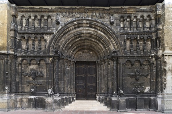 The Romanesque bulkhead portal around 1200