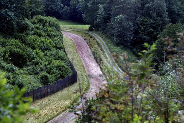 Border fortification with column path