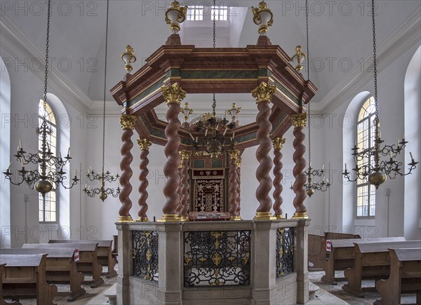 Central bima with octagonal stone parapet in the synagogue from 1746