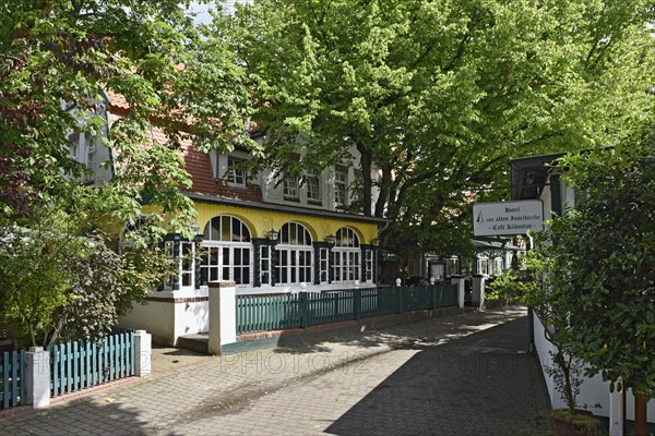 Noorderloog with Hotel zur Lime tree