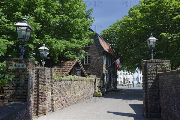 Access from Linn Castle to the Old Town of Linn