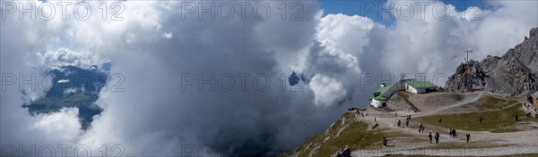 View from the Hafelekarspitze to the Hafelekar mountain station