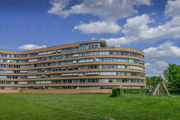 Civil servant queue Moabiter Werder