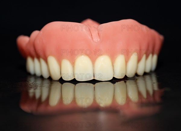 Full denture for the upper jaw made of plastic