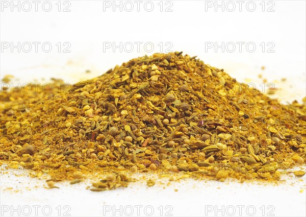 CURRY POWDER AGAINST WHITE BACKGROUND