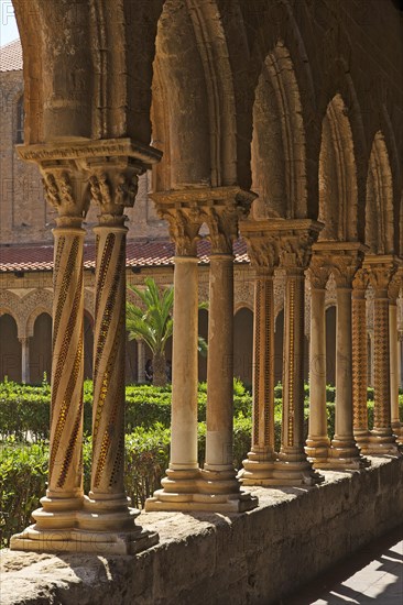 Ornate twin pair columns in the cloister