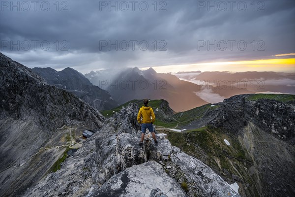 Hikers at the summit of the Westliche Toerlspitze