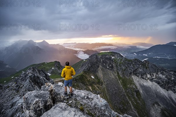 Hikers at the summit of the Westliche Toerlspitze