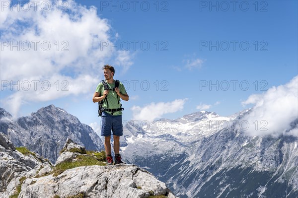 Hikers at the summit of the Partenkirchner Dreitorspitze