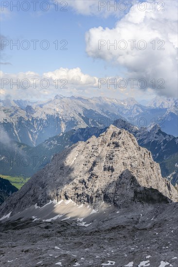 View of the Leutascher Platt with peak Oefelekopf