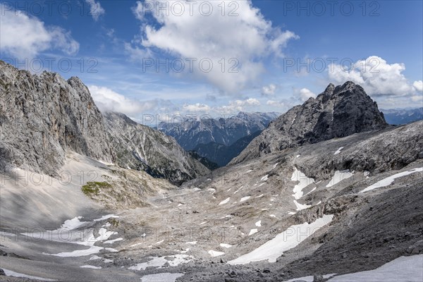 View of the Leutascher Platt with peaks Oefelekopf and Musterstein and Toerlspitzen