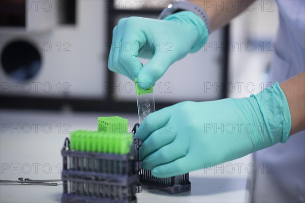 Processing of samples in a histology laboratory