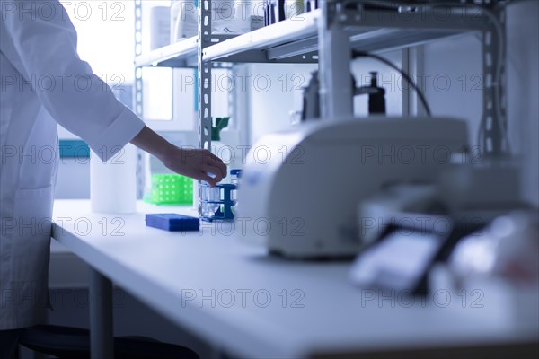 Sample processing with laboratory containers in a histology laboratory