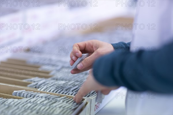 Sample storage and sorting in a histology laboratory