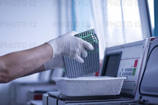 Sample processing with laboratory equipment in a histology laboratory