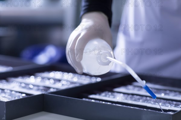 Sample processing with rinsing cycle in a histology laboratory