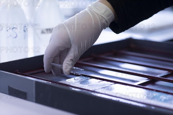 Sample processing with laboratory equipment in a histology laboratory