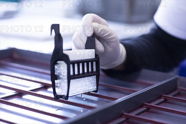 Sample processing with laboratory equipment in a histology laboratory